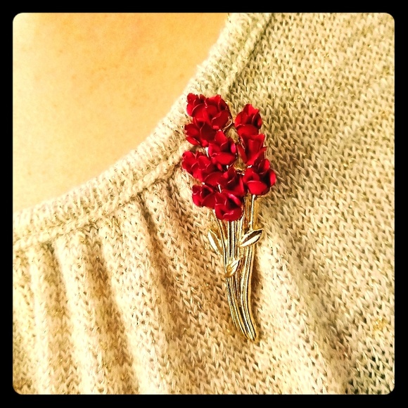 Avon Jewelry - 🎉HP🌹Vintage Danbury Mint Avon Dozen Roses Brooch